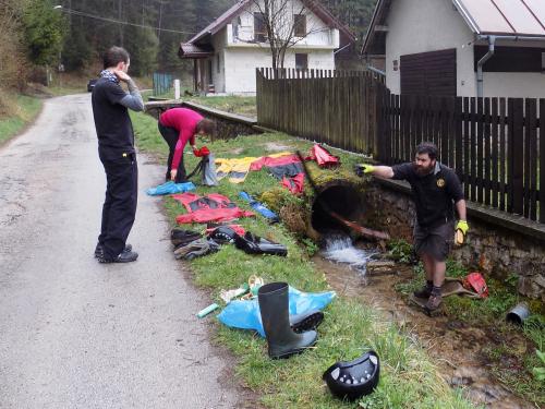 praní overalů v potoce před základnou