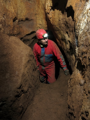 objevitelský průlez, patrné je zahloubení dna