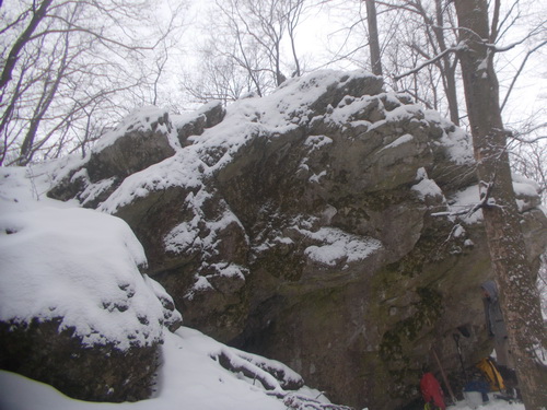 skalka, pod kterou jsme vykopali novou jeskyni (foto Kleberc)