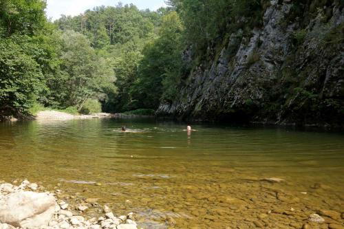 Koupačka na Rece 3 km před propadem do Škocjan.