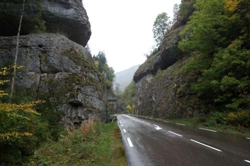 Kaňon do sedla Col de la Croix Perrin