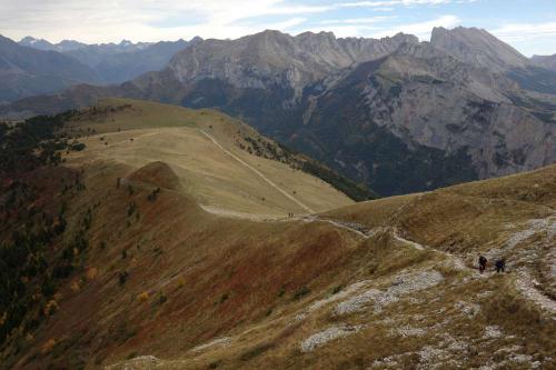 Výstup na l´Obiou. V dáli NP Ecrins