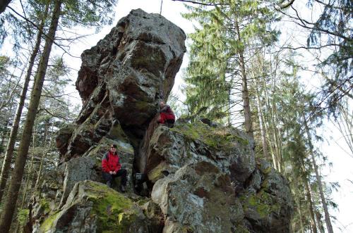 Náhodné skalní útvary po lesích - Foto Vláďa Priesol